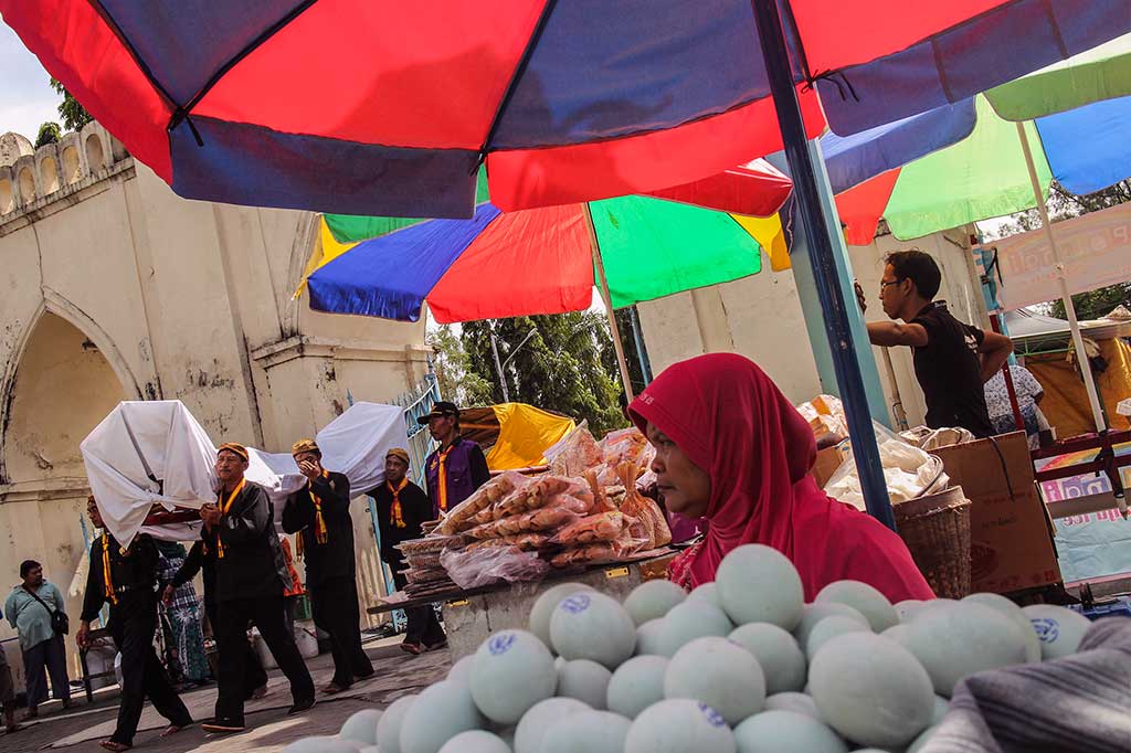 Abdi Dalem Keraton Surakarta Kirab Gamelan Sekaten