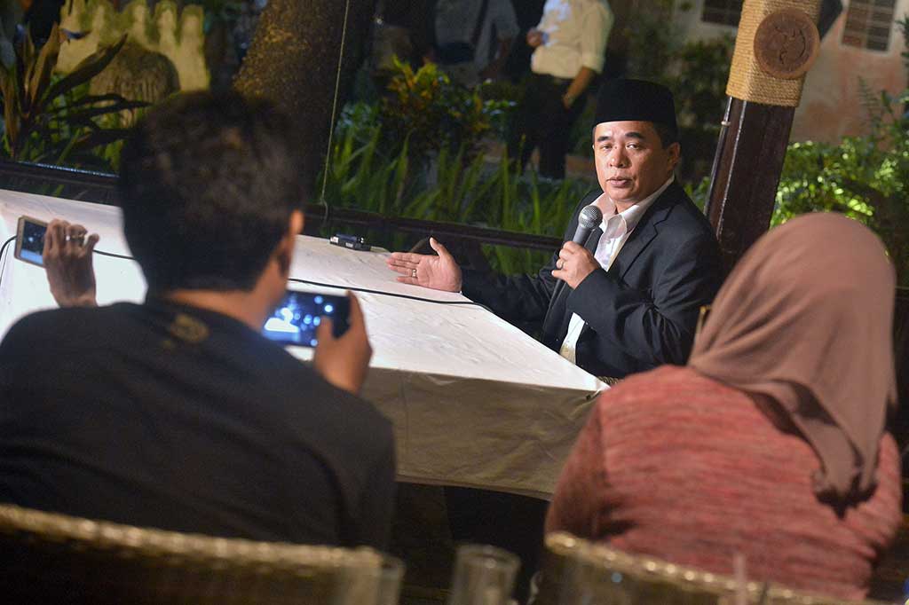 Mantan Ketua DPR Ade Komarudin memberikan keterangan pers terkait keputusan Mahkamah Kehormatan Dewan (MKD) yang memberinya sanksi dan diberhentikan sebagai Ketua DPR, Jakarta, Senin (5/12/2016) malam.