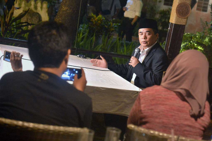 Mantan Ketua DPR Ade Komarudin memberikan keterangan pers terkait keputusan Mahkamah Kehormatan Dewan (MKD) yang memberinya sanksi dan diberhentikan sebagai Ketua DPR, Jakarta, Senin (5/12/2016) malam.