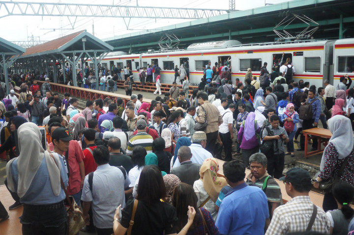 Suasana stasiun Manggarai saat terjadi gangguan perjalanan KRL Commuter Line, di Jakarta.