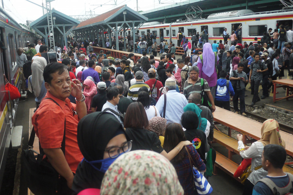 Akibat gangguan sinyal, sejumlah commuter line yang mengarah ke Stasiun Manggarai tertahan selama 30 menit.
