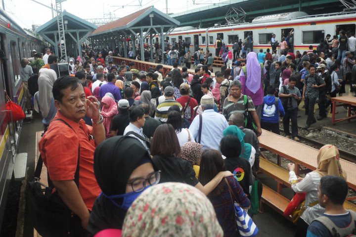 Akibat gangguan sinyal, sejumlah commuter line yang mengarah ke Stasiun Manggarai tertahan selama 30 menit.