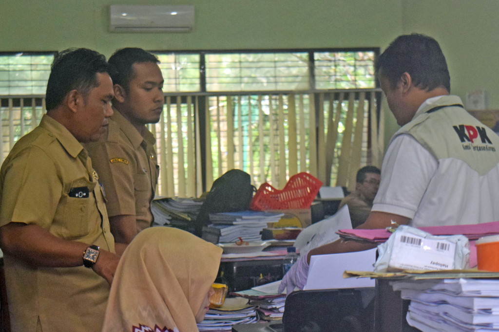 Penyidik KPK menggeledah kantor Dinas PU Cipta Karya Tata Ruang Kebersihan dan Pertamanan Kabupaten, Jombang, Jawa Timur.