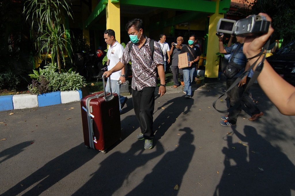 Penyidik KPK membawa dokumen usai melakukan penggeledahan kantor Dinas PU Cipta Karya Tata Ruang Kebersihan dan Pertamanan Kabupaten, Jombang, Jawa Timur.