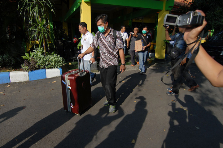 Penyidik KPK membawa dokumen usai melakukan penggeledahan kantor Dinas PU Cipta Karya Tata Ruang Kebersihan dan Pertamanan Kabupaten, Jombang, Jawa Timur.