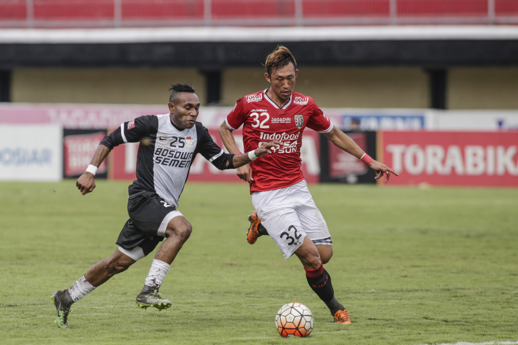 Pesepakbola PSM Makasar, Titus Bonai (kiri) berebut bola dengan pesepakbola Bali United, Ahn Byung Keon dalam pertandingan lanjutan liga Indonesia Soccer Championship (ISC) 2016 di Stadion Wayan Dipta, Gianyar, Bali.