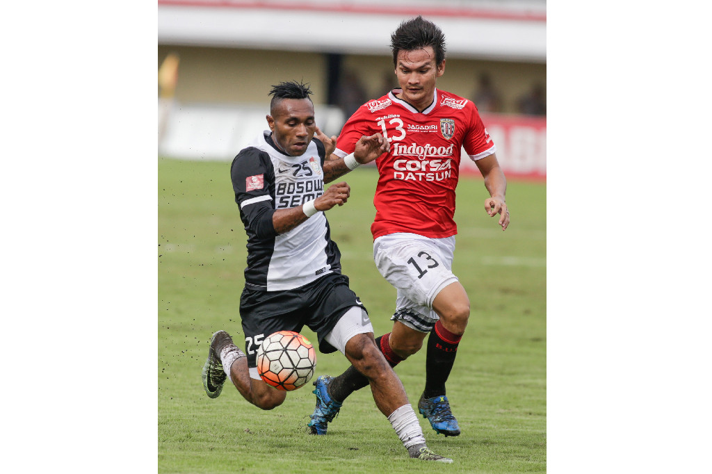 Pesepakbola PSM Makasar, Titus Bonai (kiri) berebut bola dengan pesepakbola Bali United, Bobby Satria dalam pertandingan lanjutan liga Indonesia Soccer Championship (ISC) 2016 di Stadion Wayan Dipta, Gianyar, Bali.