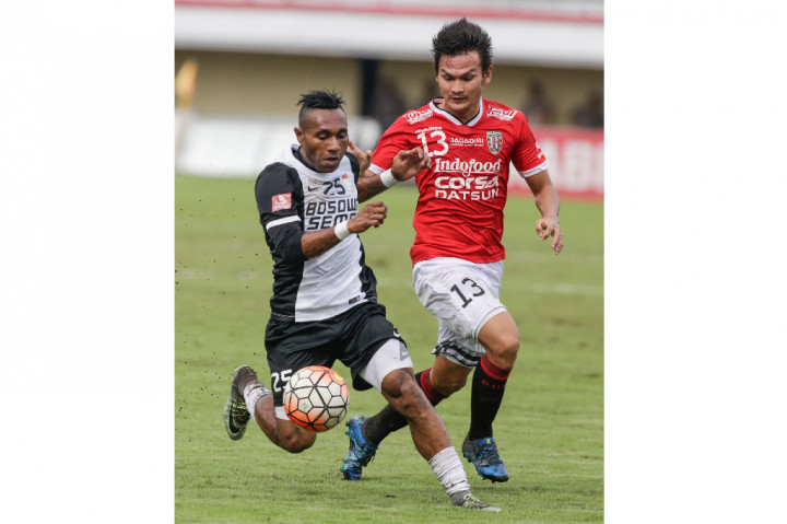 Pesepakbola PSM Makasar, Titus Bonai (kiri) berebut bola dengan pesepakbola Bali United, Bobby Satria dalam pertandingan lanjutan liga Indonesia Soccer Championship (ISC) 2016 di Stadion Wayan Dipta, Gianyar, Bali.
