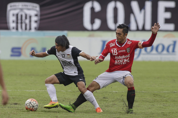 Pesepakbola Bali United, I Made Wirahadi (kanan) berebut bola dengan pesepakbola PSM Makasar, Rasyid Assahdi Bakri dalam pertandingan lanjutan liga Indonesia Soccer Championship (ISC) 2016 di Stadion Wayan Dipta, Gianyar, Bali.