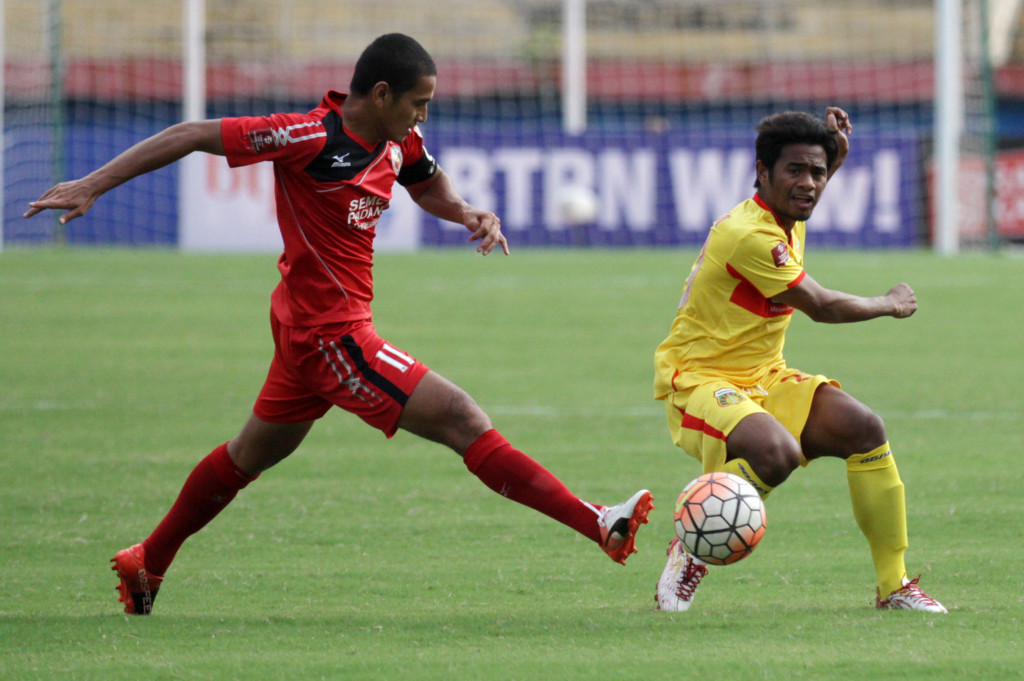 Pesepakbola Bhayangkara FC Ilham Udin Armaiyn (kanan) mendapat hadangan pesepakbola Semen Padang Hengki Ardiles.