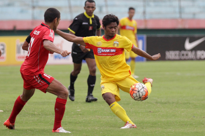 Pesepakbola Bhayangkara FC Ilham Udin Armaiyn (kanan) mendapat hadangan pesepakbola Semen Padang Hengki Ardiles.