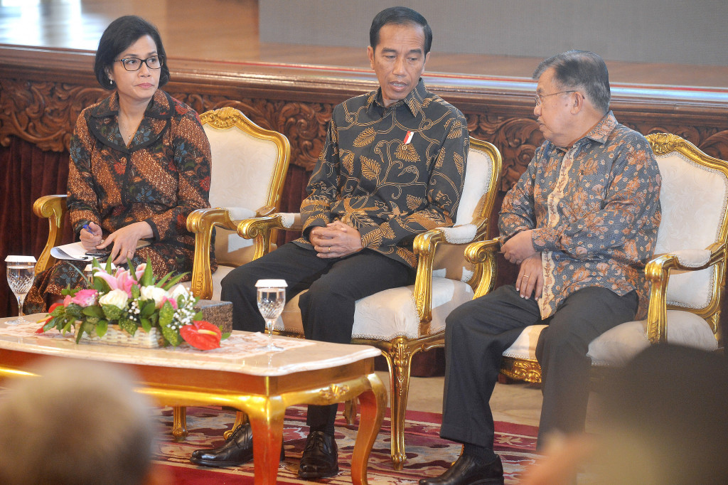 Presiden Joko Widodo berdiskusi dengan Wapres Jusuf Kalla (kanan) dan Menkeu Sri Mulyani Indrawati (kiri) saat acara penyerahan Daftar Isian Pelaksanaan Anggaran (DIPA) Kementerian/Lembaga (K/L) APBN tahun 2017.