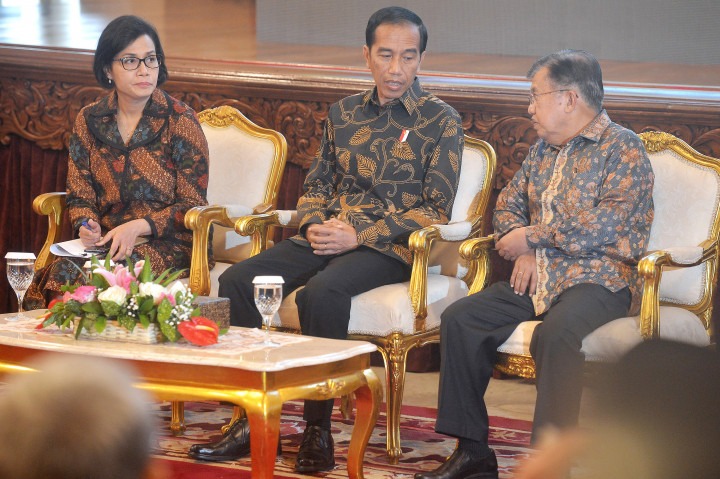 Presiden Joko Widodo berdiskusi dengan Wapres Jusuf Kalla (kanan) dan Menkeu Sri Mulyani Indrawati (kiri) saat acara penyerahan Daftar Isian Pelaksanaan Anggaran (DIPA) Kementerian/Lembaga (K/L) APBN tahun 2017.