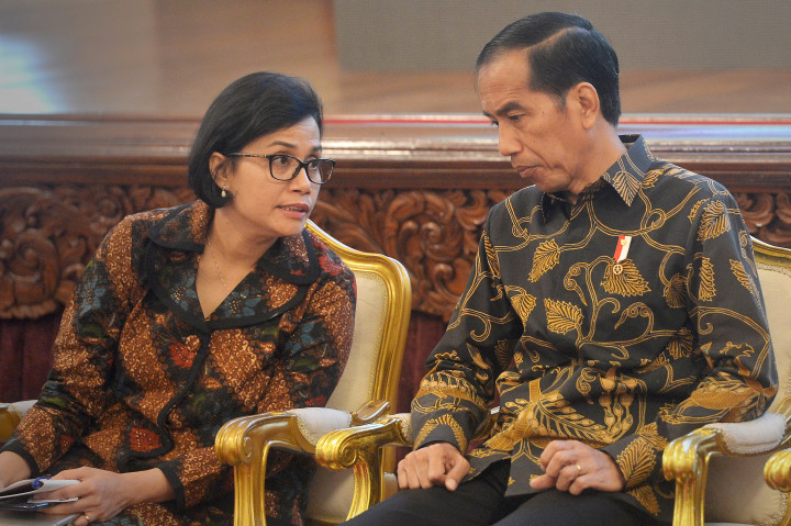 Presiden Joko Widodo berdiskusi dengan Menkeu Sri Mulyani Indrawati (kiri) saat acara penyerahan Daftar Isian Pelaksanaan Anggaran (DIPA) Kementerian/Lembaga (K/L) APBN tahun 2017.