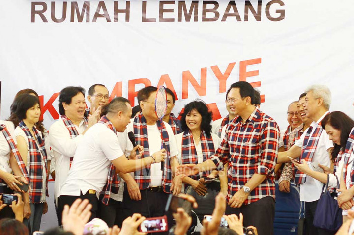 Mantan pebulu tangkis nasional Rexi Mainaky menyerahkan sebuah raket kepada Basuki Tjahaja Purnama  di Balai Rakyat, Rumah Lembang, Jakarta, Rabu  (7/12/2016).