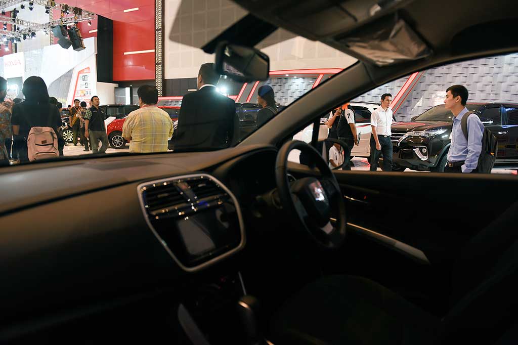 Pengunjung mengamati mobil yang dipamerkan pada Pameran Otomotif Surabaya di Surabaya.