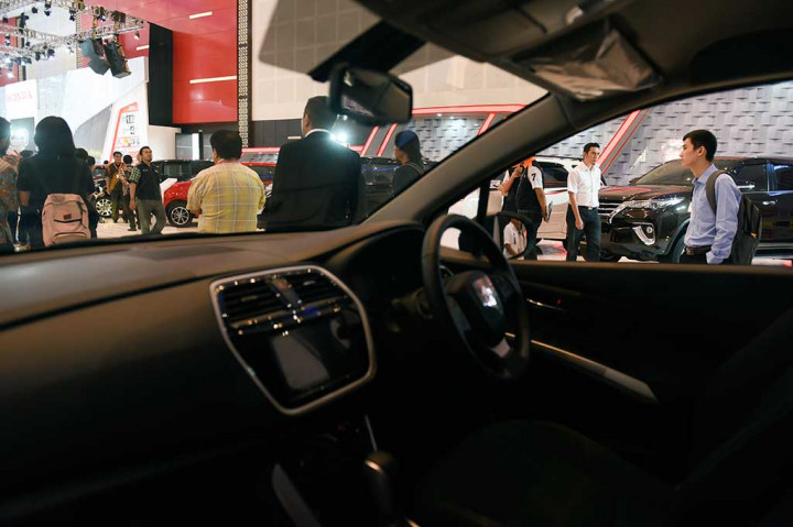 Pengunjung mengamati mobil yang dipamerkan pada Pameran Otomotif Surabaya di Surabaya.