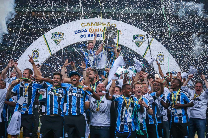 Para pemain Gremio melakukan selebrasi sambil mengangkat trofi Piala Brasil 2016.
