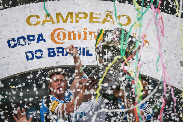 Gremio kini menjadi pengoleksi gelar Piala Brasil terbanyak, unggul satu gelar atas Cruzeiro.