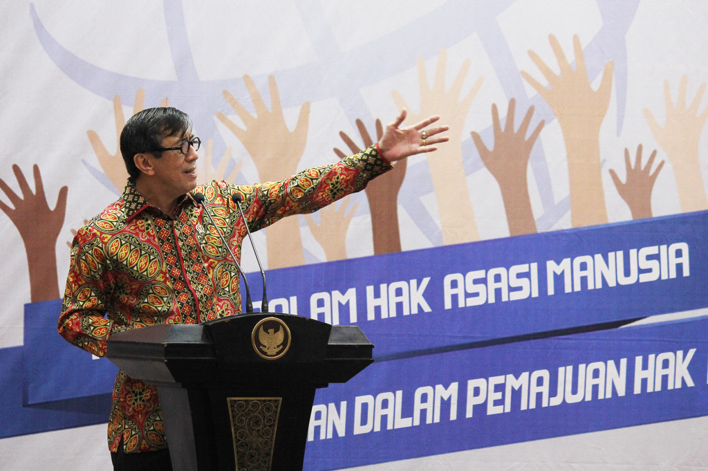 Menkunham Yasonna Laoly memberikan sambutan saat menghadiri perayaan Hari Hak Asasi Manusia Sedunia ke-68 Tahun di Surabaya, Jawa Timur.