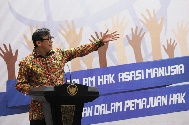 Menkunham Yasonna Laoly memberikan sambutan saat menghadiri perayaan Hari Hak Asasi Manusia Sedunia ke-68 Tahun di Surabaya, Jawa Timur.