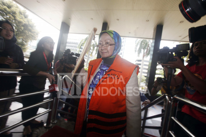 Wali Kota Cimahi nonaktif Atty Suharti Tochija dikawal petugas memasuki Gedung KPK, Jakarta.