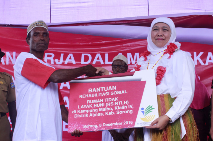 Mensos Khofifah Indar Parawansa menyerahkan secara simbolis pemberian bantuan rehabilitasi sosial rumah tidak layak huni (RS-RTLH) di Kampung Maybo Distrik Aimas Kabupaten Sorong Papua Barat.