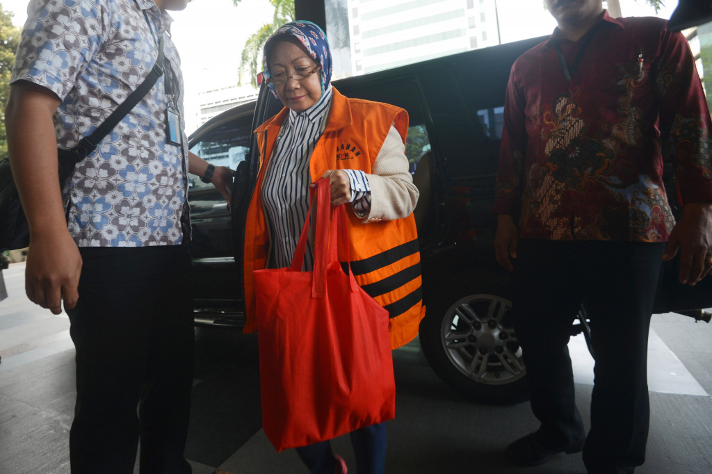 Atty Suharti Tochija diperiksa sebagai saksi suaminya Mohammad Itoch Tochija atas kasus yang sama.