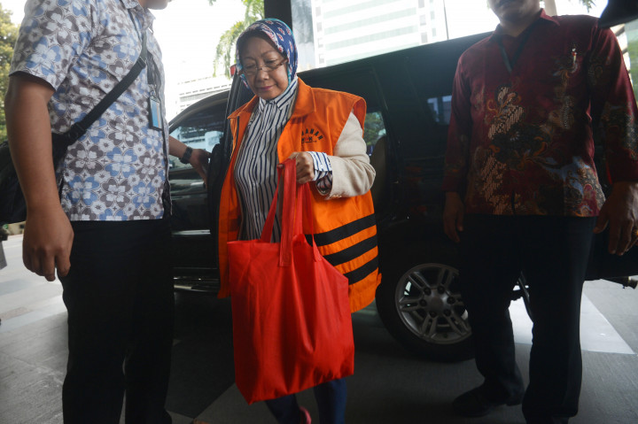 Atty Suharti Tochija diperiksa sebagai saksi suaminya Mohammad Itoch Tochija atas kasus yang sama.