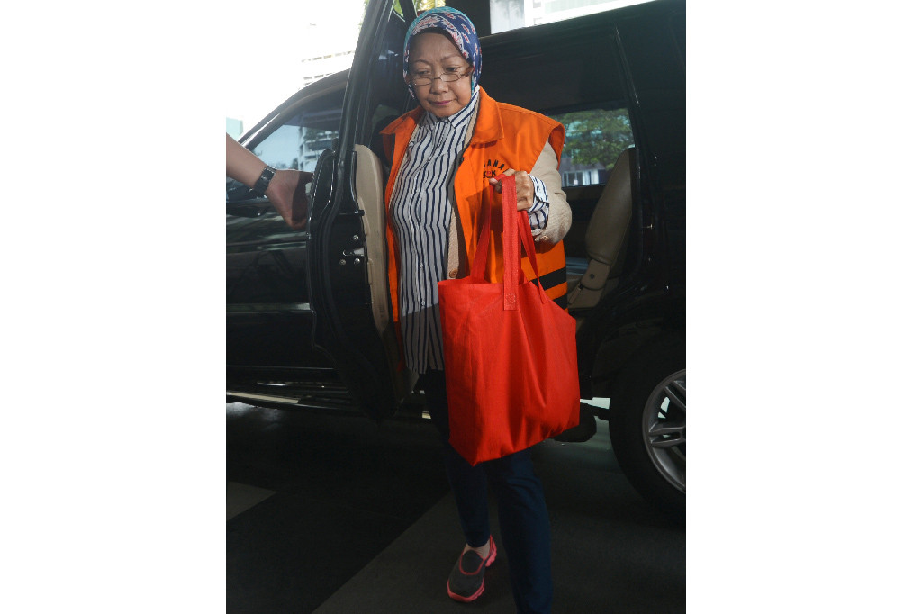 Wali Kota Cimahi nonaktif Atty Suharti Tochija tiba di gedung KPK.