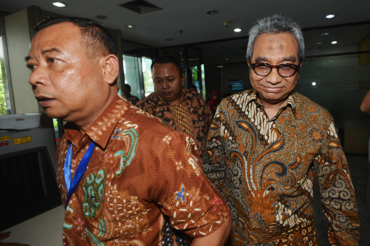 Sekjen Kementerian PUPR Taufik Widjoyono (kanan) tiba di gedung KPK.