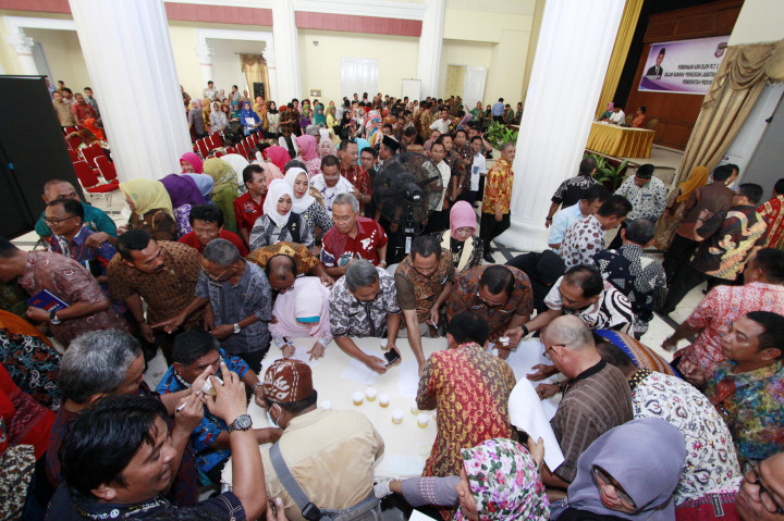 Petugas Badan Narkotika Nasional Provinsi (BNNP) Gorontalo melakukan pemeriksaan urine Aparatur Sipil Negara (ASN) Provinsi Gorontalo.