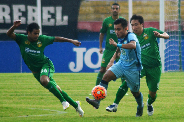 Pesepakbola Persela Lamongan Agung Pribadi (tengah) dihadang pesepakbola Bhayangkara FC Lee Yu Jun (kanan) dan Khair Allah Abdelkbir.