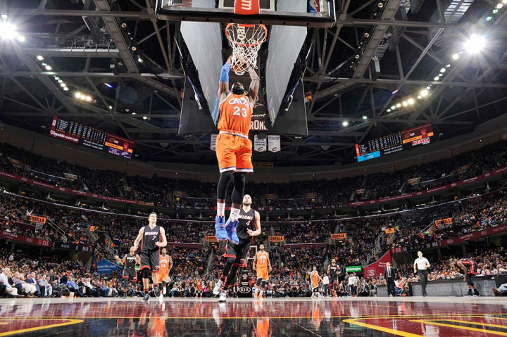 LeBron James menyelesaikan laga dengan menyumbang 27 poin, 8 rebound, dan 8 assist.