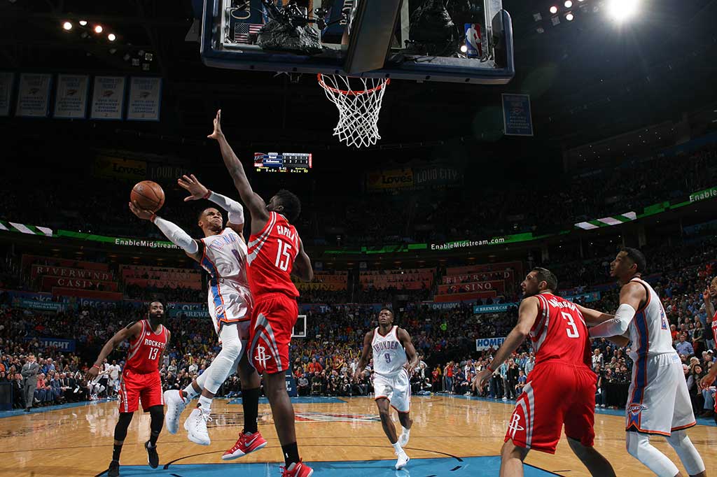 Russell Westbrook mencetak 27 poin, 10 rebound dan 10 assist bagi Thunder, untuk menjadi pemain pertama sejak Michael Jordan pada 1989 yang mengemas tujuh triple-double secara beruntun.