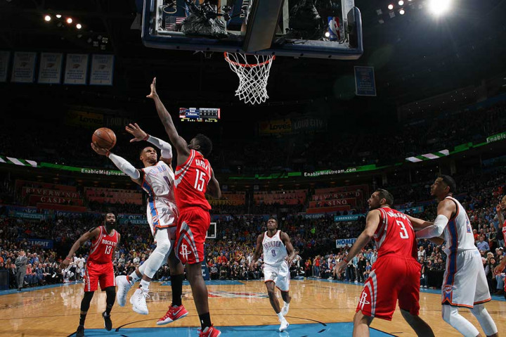 Russell Westbrook mencetak 27 poin, 10 rebound dan 10 assist bagi Thunder, untuk menjadi pemain pertama sejak Michael Jordan pada 1989 yang mengemas tujuh triple-double secara beruntun.