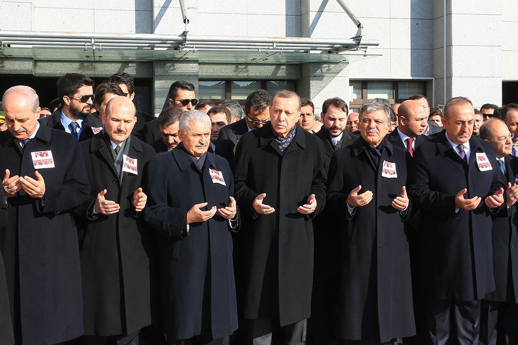 Presiden Turki, Recep Tayyip Erdogan berdoa bersama ratusan pelayat lain saat upacara pemakaman anggota Polisi yang tewas dalam ledakan bom di Istanbul. 