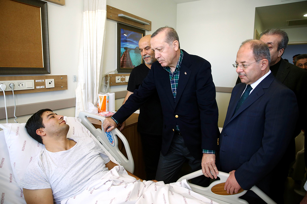 Presiden Erdogan mengunjungi korban ledakan bom yang dirawat.
