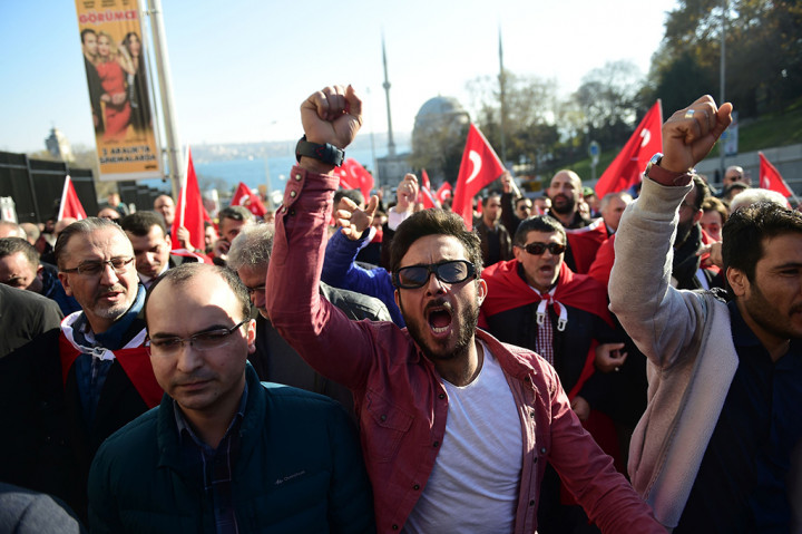 Kelompok militan kurdis mengaku bertanggung jawab atas ledakan dua bom tersebut.