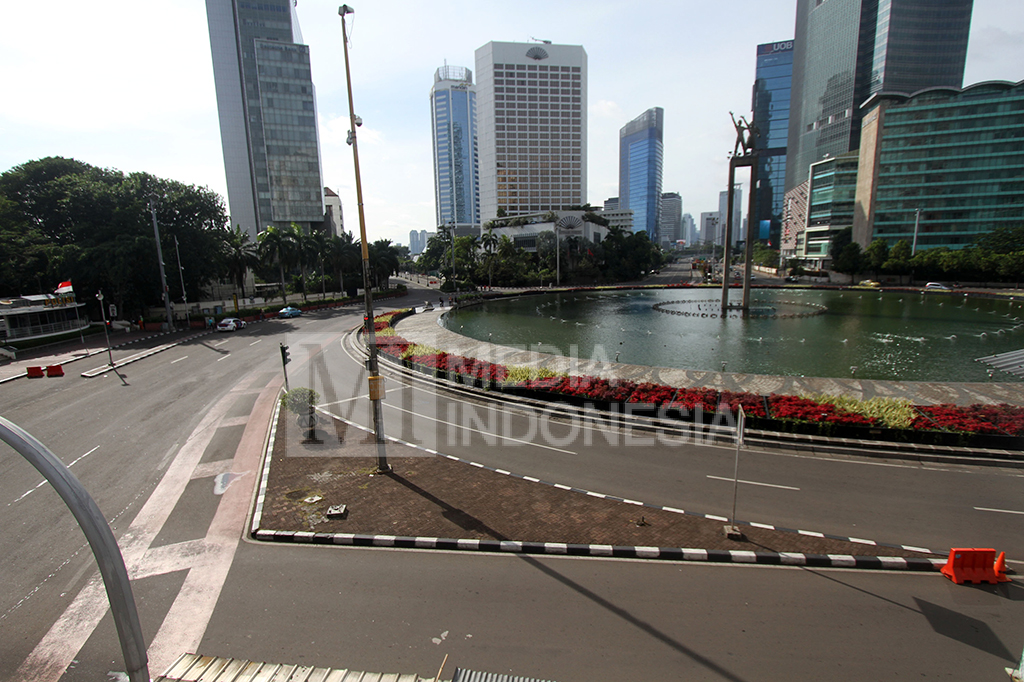 Suasana jalan protokol Bundaran Hotel Indonesia lengang.