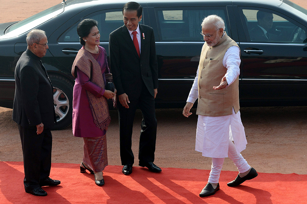 Kedatangan Presiden Jokowi dan Ibu Negara disambut oleh Presiden India Pranab Mukherjee (kiri) dan Perdana Menteri India Narendra Modi (kanan).