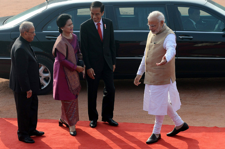 Kedatangan Presiden Jokowi dan Ibu Negara disambut oleh Presiden India Pranab Mukherjee (kiri) dan Perdana Menteri India Narendra Modi (kanan).