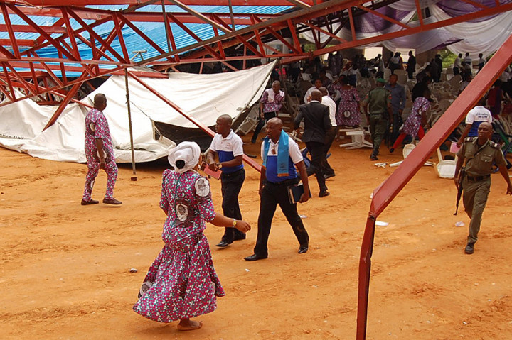 Peristiwa itu terjadi saat gereja dipenuhi jemaat yang sedang mengikuti misa penahbisan seorang uskup.