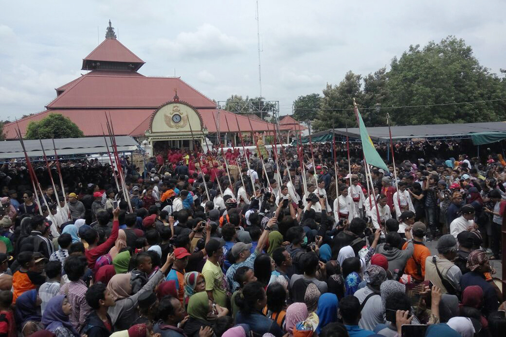 Warna-warni Bregodo Keraton Yogyakarta Arak Gunungan Grebeg Maulud