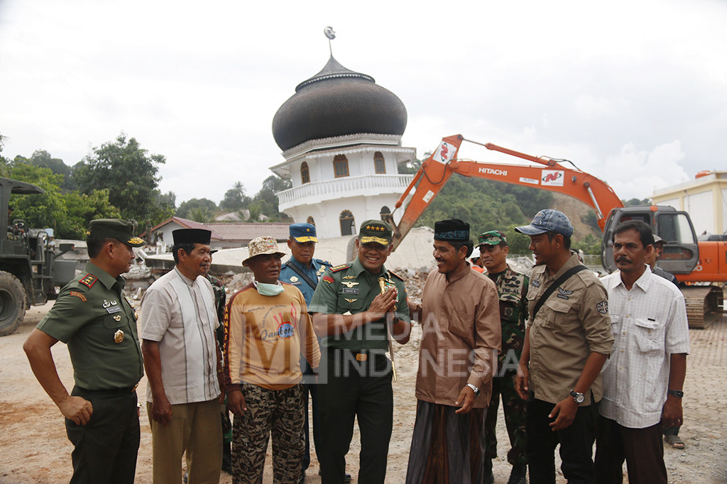 Panglima TNI, Gatot Nurmantyo didampingi Pangdam Iskandar Muda, Tatang Sulaiman berbicara dengan Bupati Pidie Jaya (Pijay), H Aiyub Abbas saat mengunjungi Masjid At Taqarud dan masjid Quba Trienggadeng, Pidie Jaya, yang roboh.