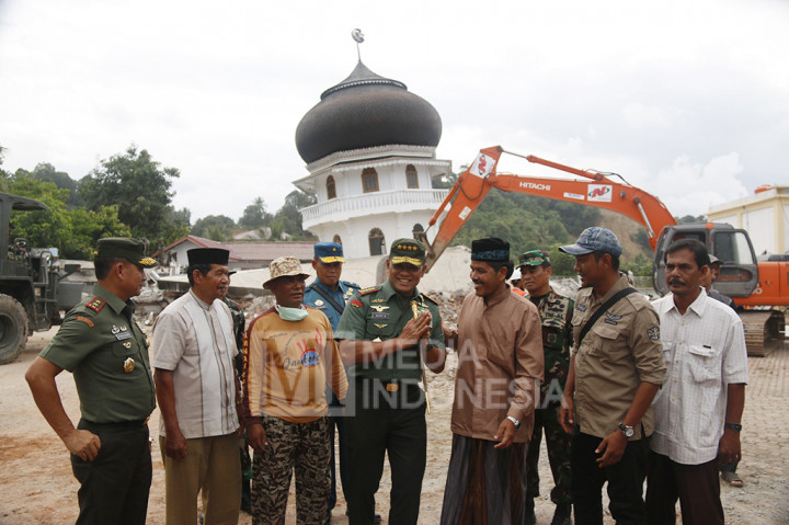 Panglima TNI, Gatot Nurmantyo didampingi Pangdam Iskandar Muda, Tatang Sulaiman berbicara dengan Bupati Pidie Jaya (Pijay), H Aiyub Abbas saat mengunjungi Masjid At Taqarud dan masjid Quba Trienggadeng, Pidie Jaya, yang roboh.