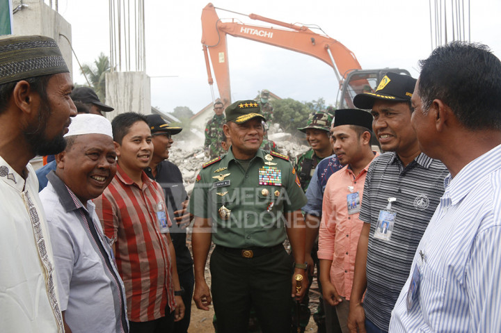 Panglima TNI, Gatot Nurmantyo didampingi Pangdam Iskandar Muda, Tatang Sulaiman berbicara dengan Bupati Pidie Jaya (Pijay), H Aiyub Abbas saat mengunjungi Masjid At Taqarud dan masjid Quba Trienggadeng, Pidie Jaya, yang roboh.