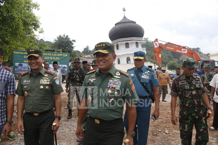 Panglima TNI, Gatot Nurmantyo didampingi Pangdam Iskandar Muda, Tatang Sulaiman pantau prajurit bersihkan puing gempa.