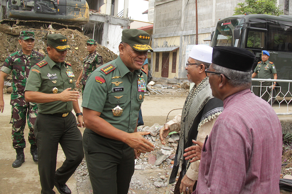 Panglima TNI Jenderal Gatot Numantyo (tengah) didampingi Panglima Kodam Iskandar Muda, Mayjen TNI Tatang Sulaiman (kedua kiri) disambut ulama dan tokoh adat saat berkunjung ke Dayah Mudi Masjid Raya, Samalanga, Kecamatan Samalanga, Kabupaten Bireuen, Aceh.