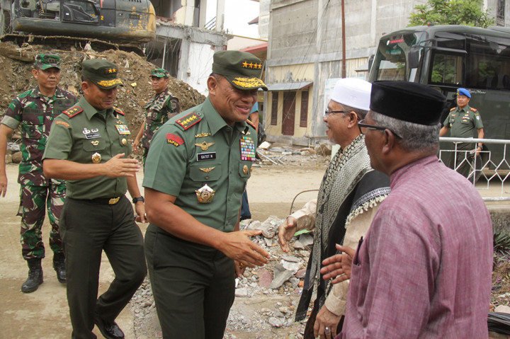 Panglima TNI Jenderal Gatot Numantyo (tengah) didampingi Panglima Kodam Iskandar Muda, Mayjen TNI Tatang Sulaiman (kedua kiri) disambut ulama dan tokoh adat saat berkunjung ke Dayah Mudi Masjid Raya, Samalanga, Kecamatan Samalanga, Kabupaten Bireuen, Aceh.